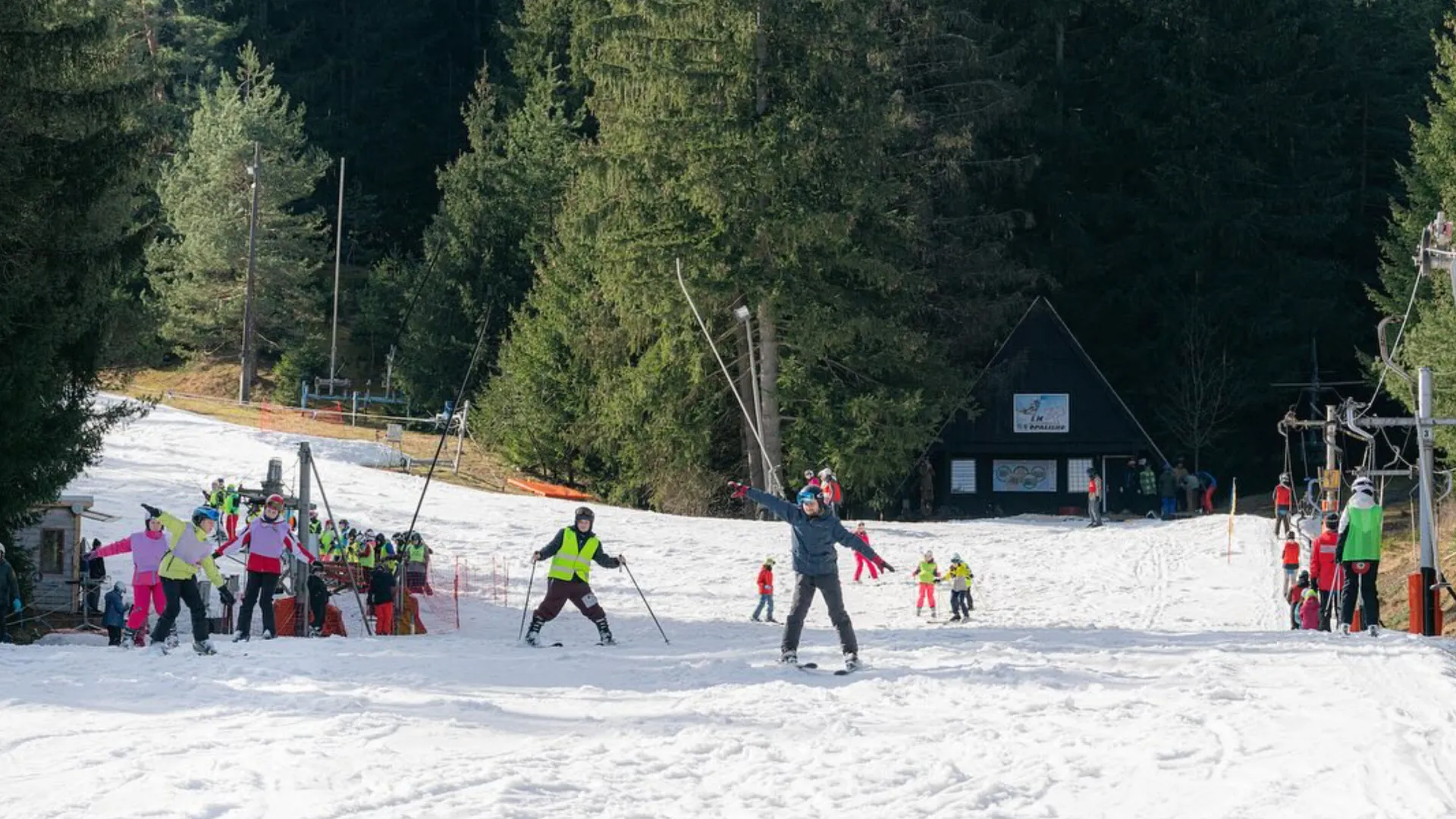 Lyžiarska škola na svahu, deti s inštruktormi